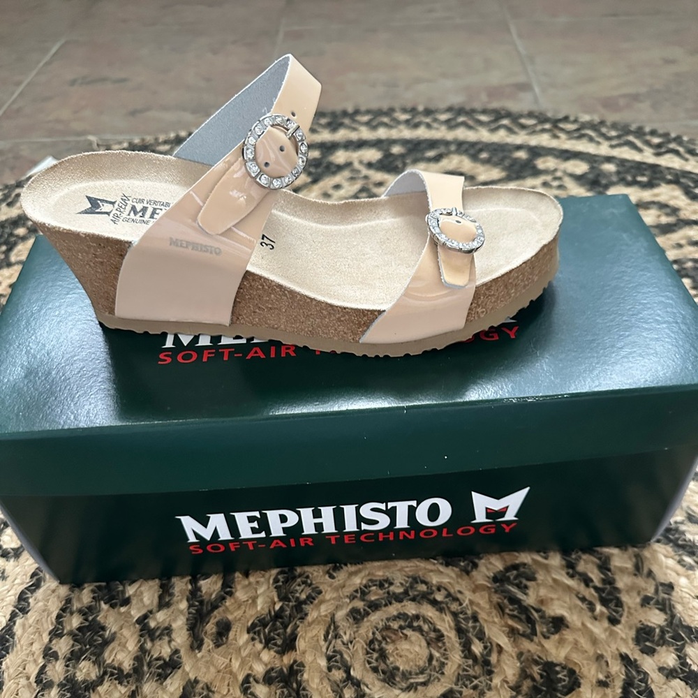 Sz 37⭐️Nwt Mephisto Lidia Nude Patent Leather Rhinestone Buckle 2.5” Wedge.